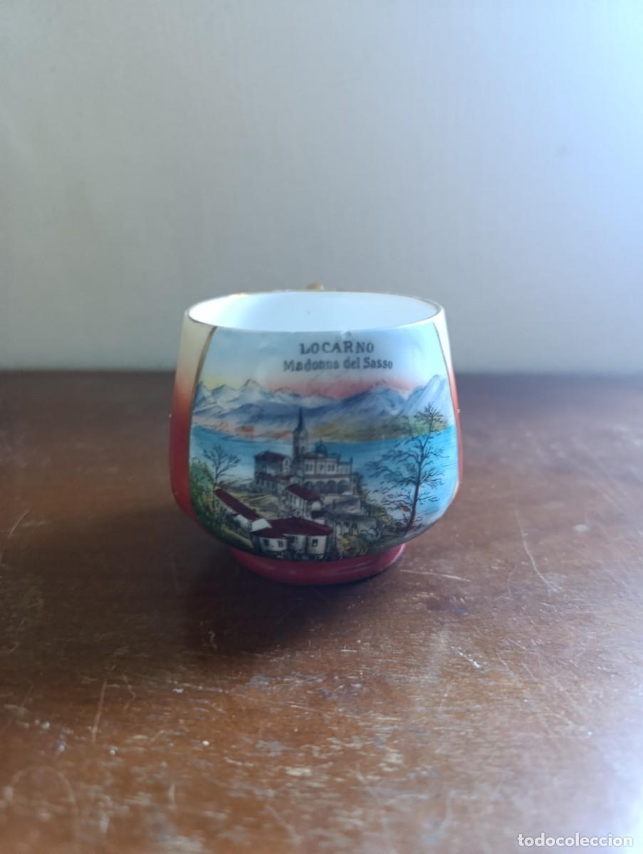 Antig&uuml;edades: Preciosa tacita de porcelana bone china sin marca con forma de fresa
