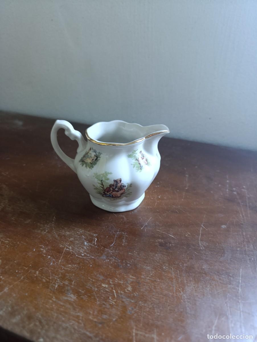 Antig&uuml;edades: Bonita lechera de porcelana Chodzież con dise&ntilde;o rom&aacute;ntico