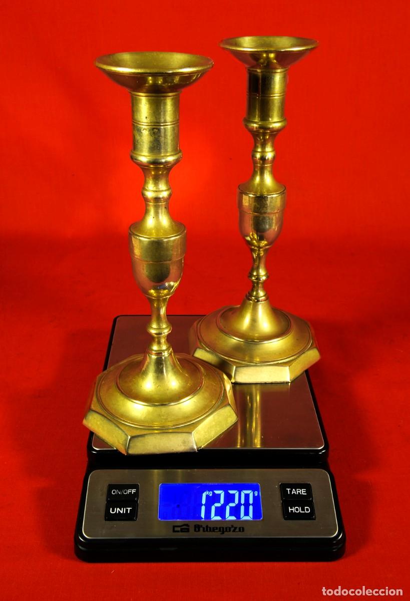 Antig&uuml;edades: Antigua pareja de Candelabros de Lat&oacute;n de 24 cm de alto y 1.220 g.
