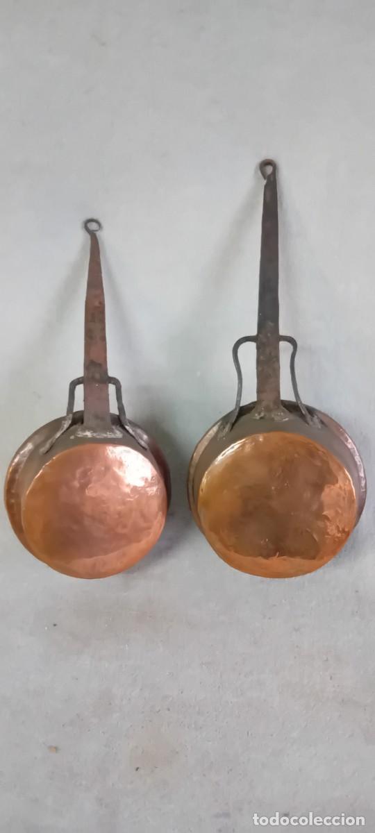 Antiques: Pareja de cazuelas de cobre, con asas de hierro.