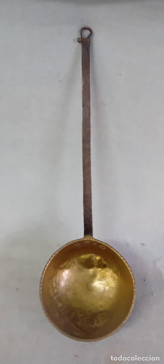 Antig&uuml;edades: Antiguo cazon de laton con mango 67 cm largo total.