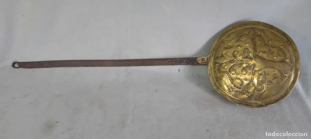 Antig&uuml;edades: Calientacamas hierro y laton.Mango 75 cm.