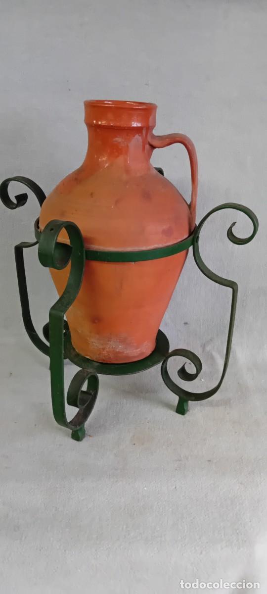 Antig&uuml;edades: Recipiente de barro con soporte de hierro