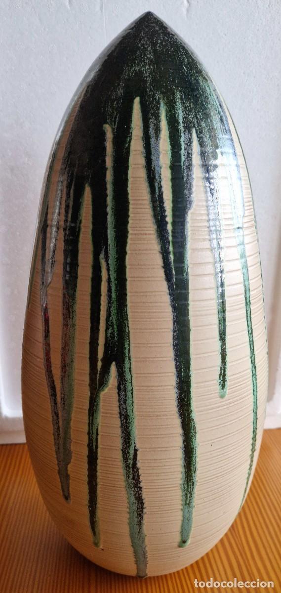 Antig&uuml;edades: Antigua pieza decorativa de cer&agrave;mica fabricada y pintada a mano.