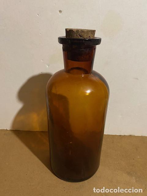 Antig&uuml;edades: Antigua botella, frasco, bote farmacia de cristal marr&oacute;n . 23.5 cm
