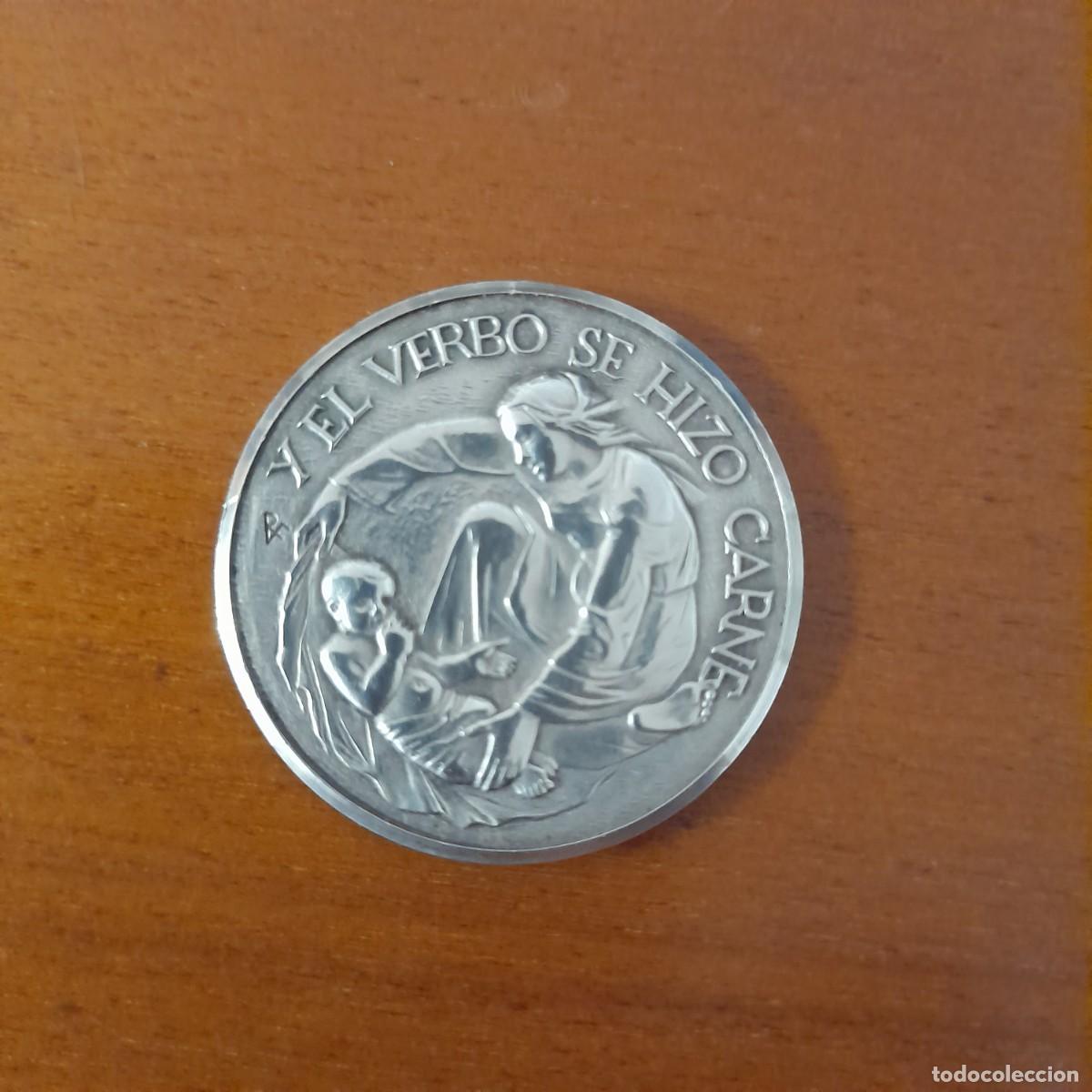 Antig&uuml;edades: MEDALLA RELIGIOSA PLATEADA &rdquo;Y EL VERBO SE HIZO CARNE&rdquo; JUAN 1,14