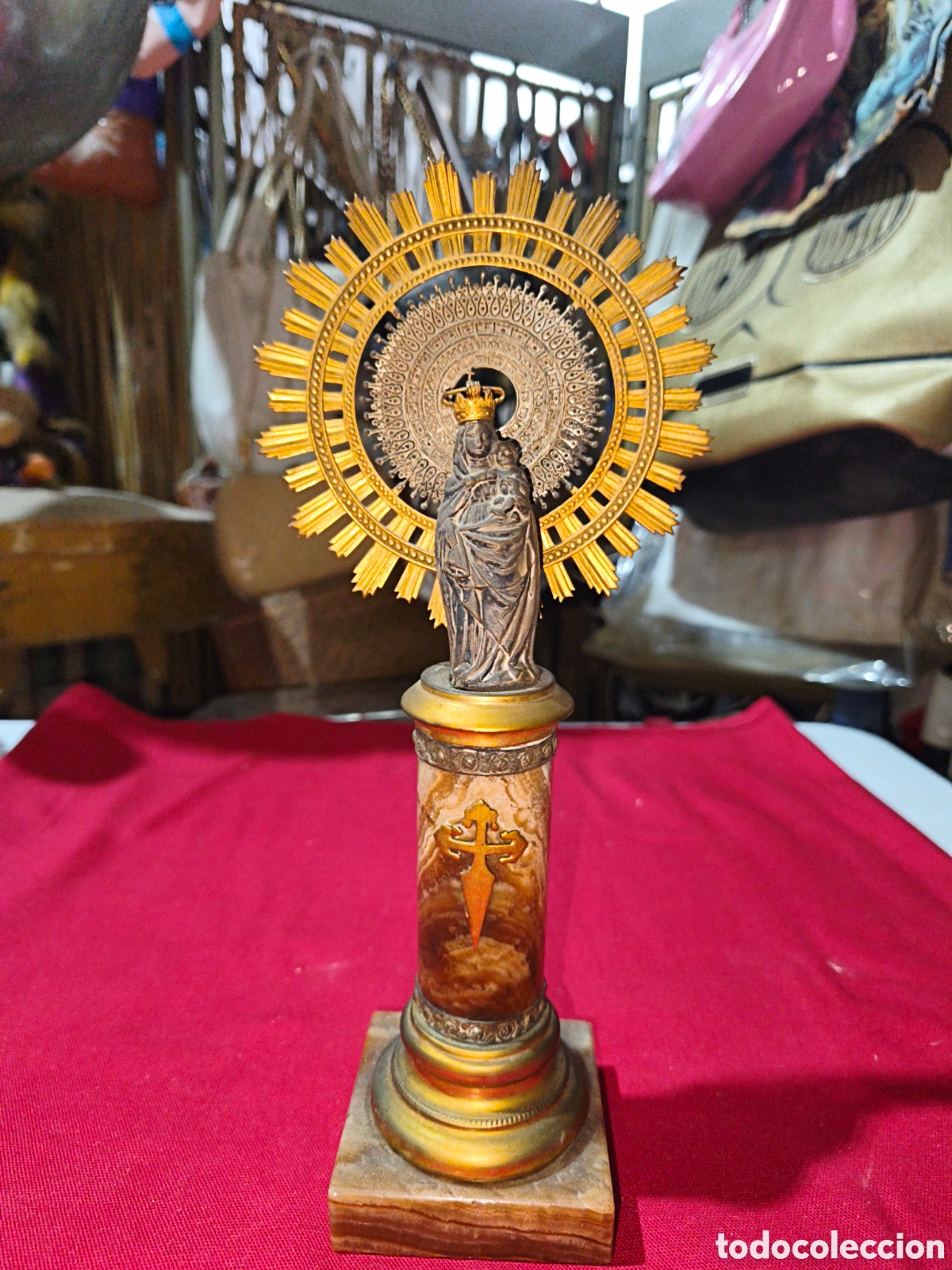Antig&uuml;edades: Imagen de la Virgen del Pilar de Zaragoza sobre columna de m&aacute;rmol con terminaciones en metal y lat&oacute;n
