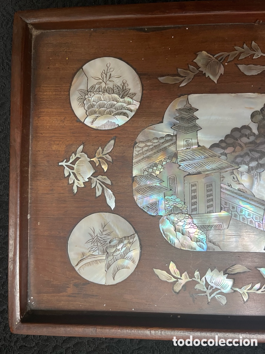 Antig&uuml;edades: Bandeja de madera con incrustaciones de n&aacute;car labrada. - Foto 4