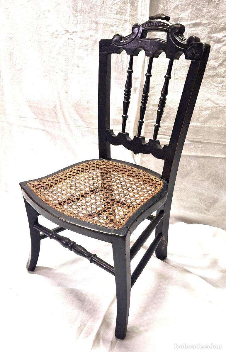 Antig&uuml;edades: Silla Infantil a&ntilde;os 20 Madera lacada Negro Asiento de Rejilla, buen estado. Med. 65 cm