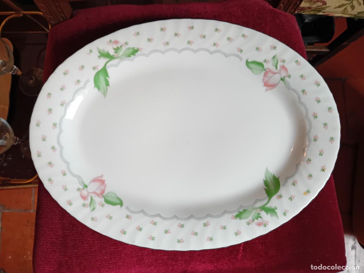 Antig&uuml;edades: Fuente de porcelana con decoraci&oacute;n de la flor del cerezo con sello por detr&aacute;s