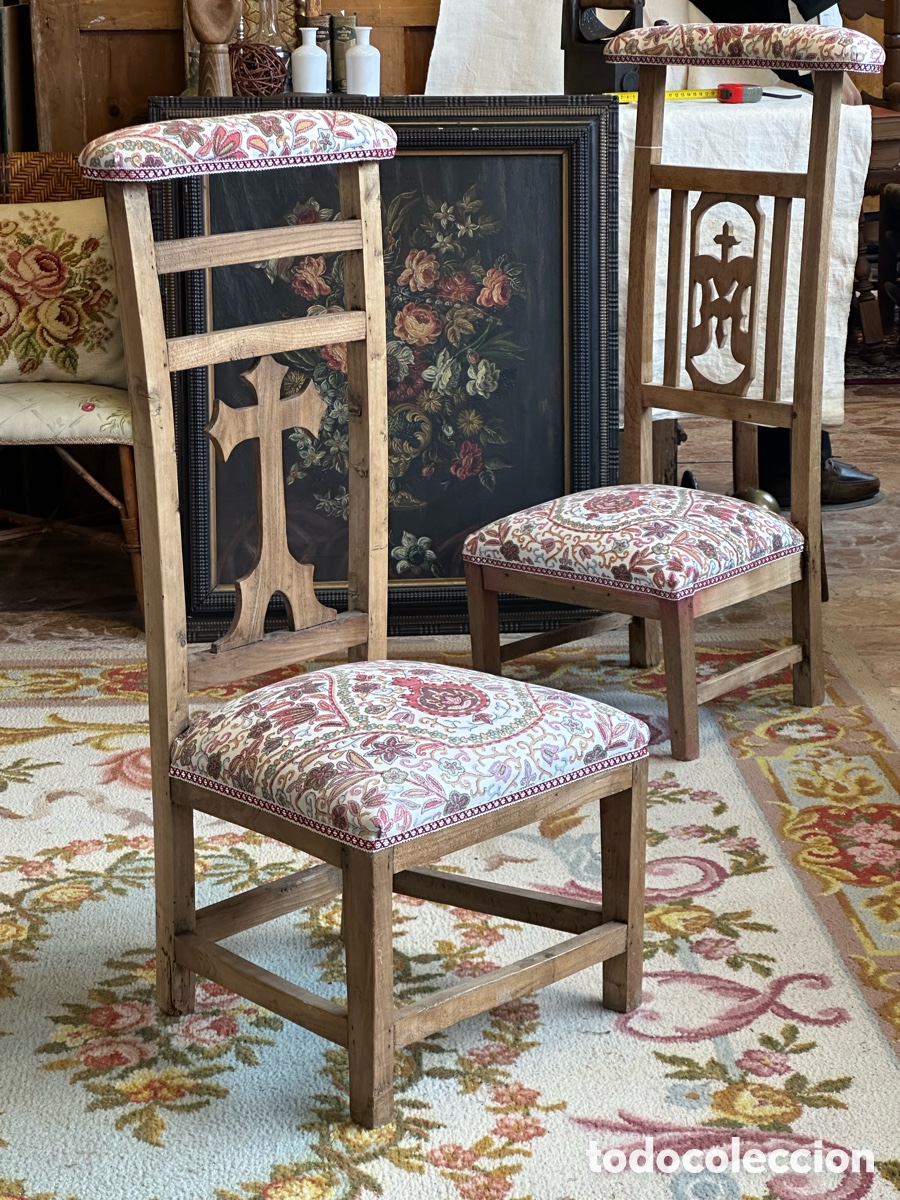Antig&uuml;edades: Reclinatorio antiguo de madera con tapizado floral, principios s.XX. Silla taburete gal&aacute;n banqueta.