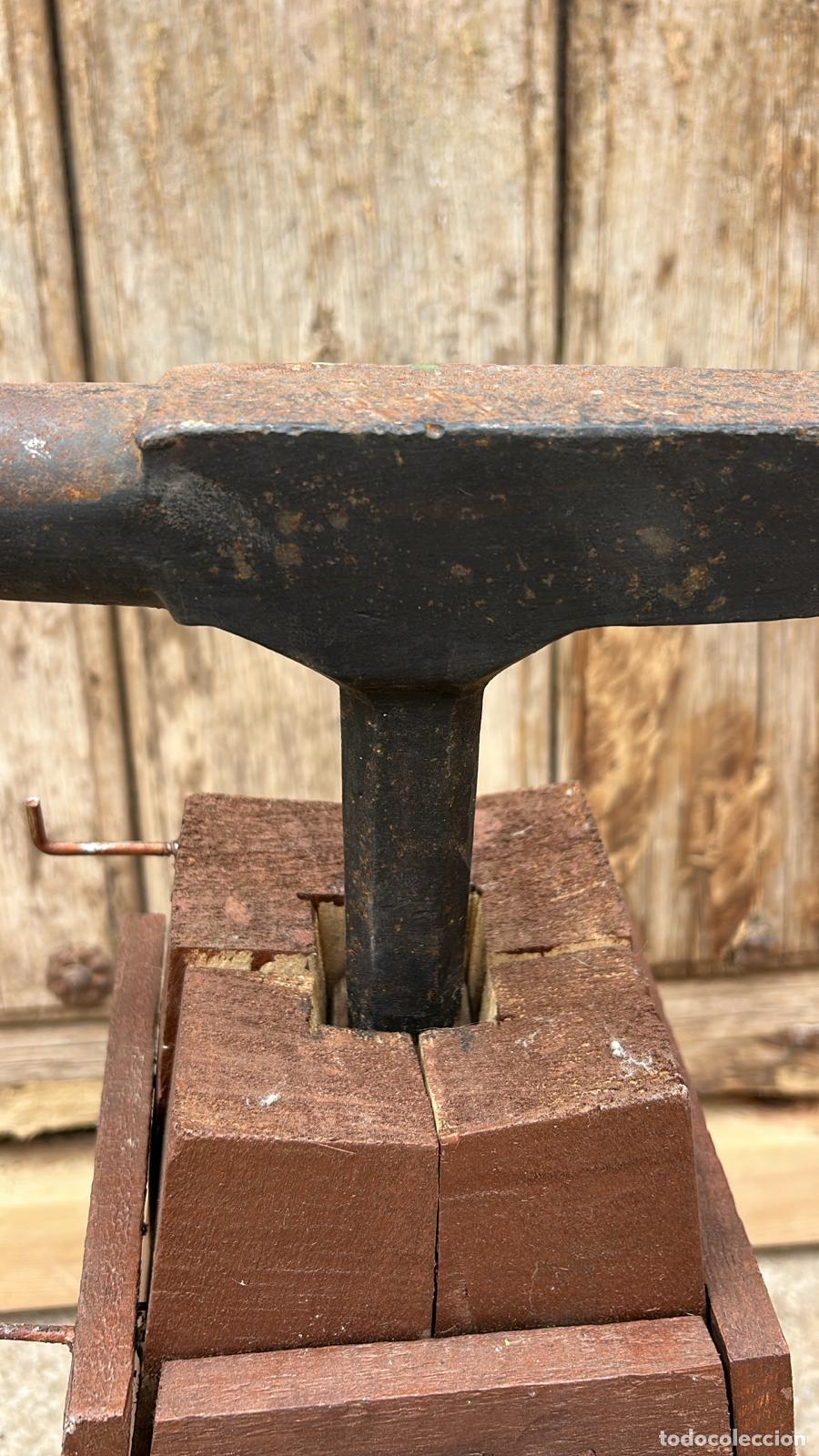 Antig&uuml;edades: Antiguo yunque de hojalatero con peana - 70cm alto x 73cm largo