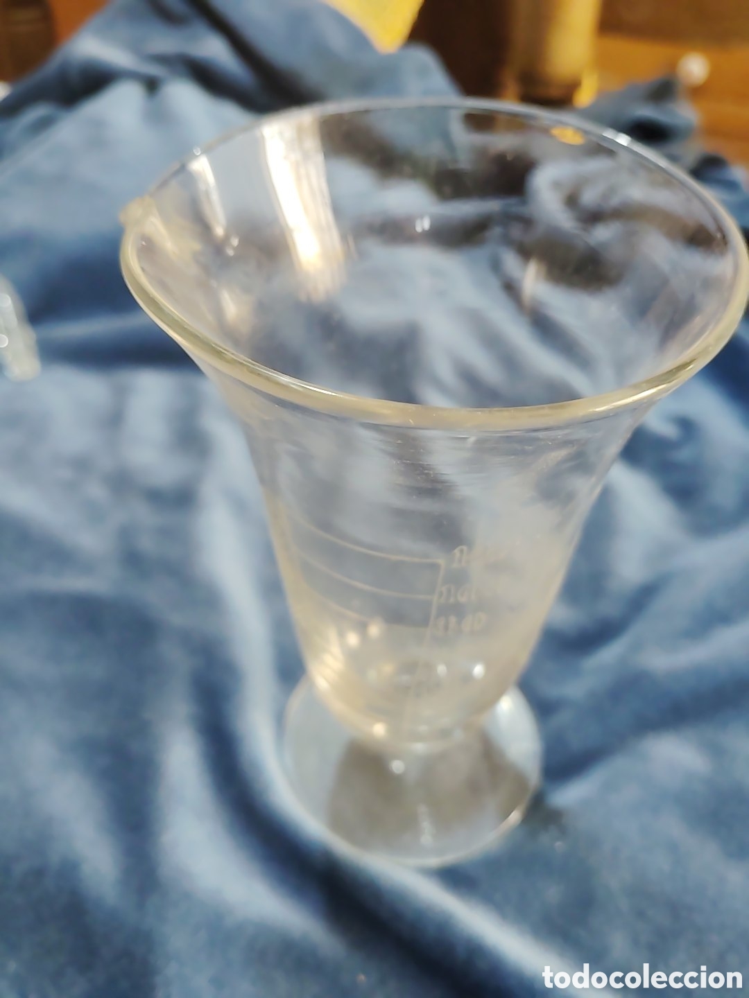 Antig&uuml;edades: Copa graduada o vaso medidor, de farmacia y/o laboratorio. Hasta 125 gramos