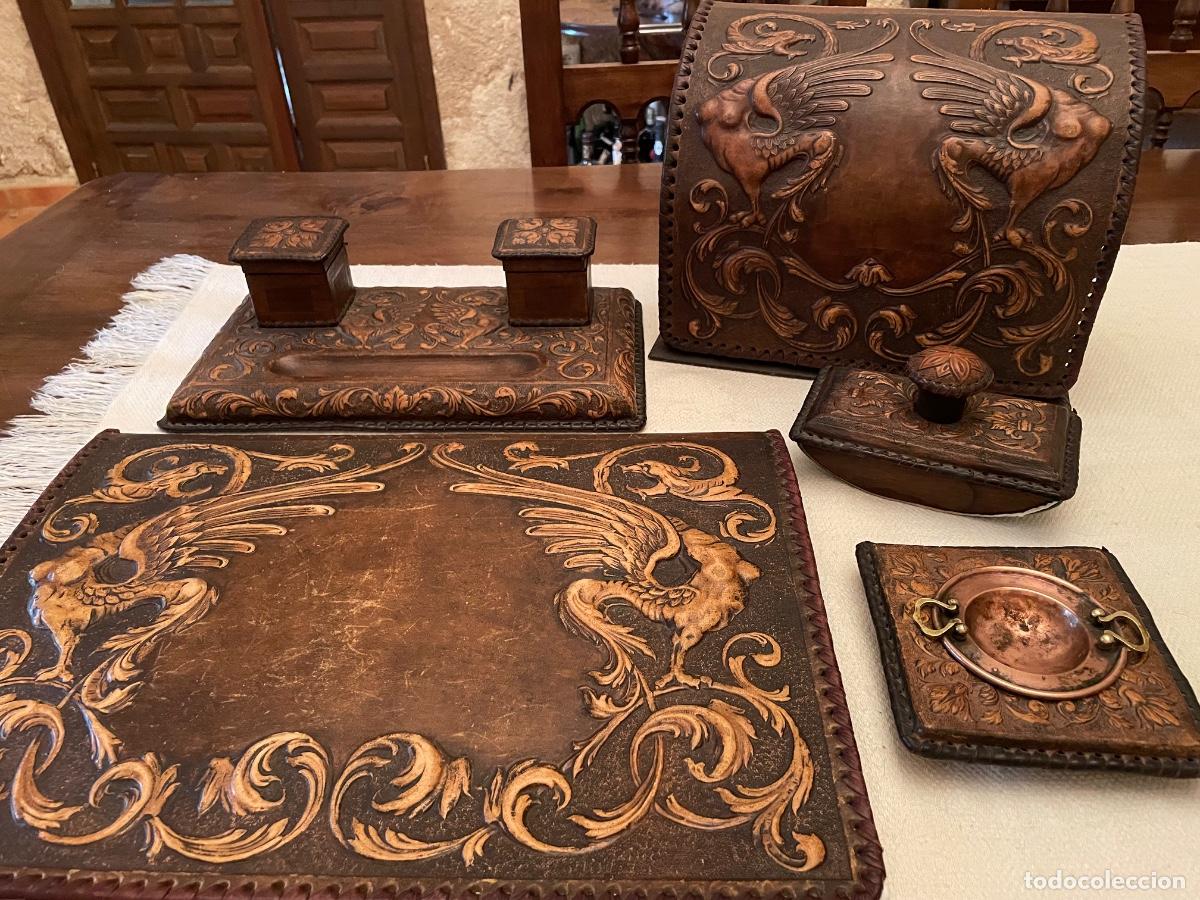 Antig&uuml;edades: Antigua escriban&iacute;a de cuero repujado siglo XIX principios XX