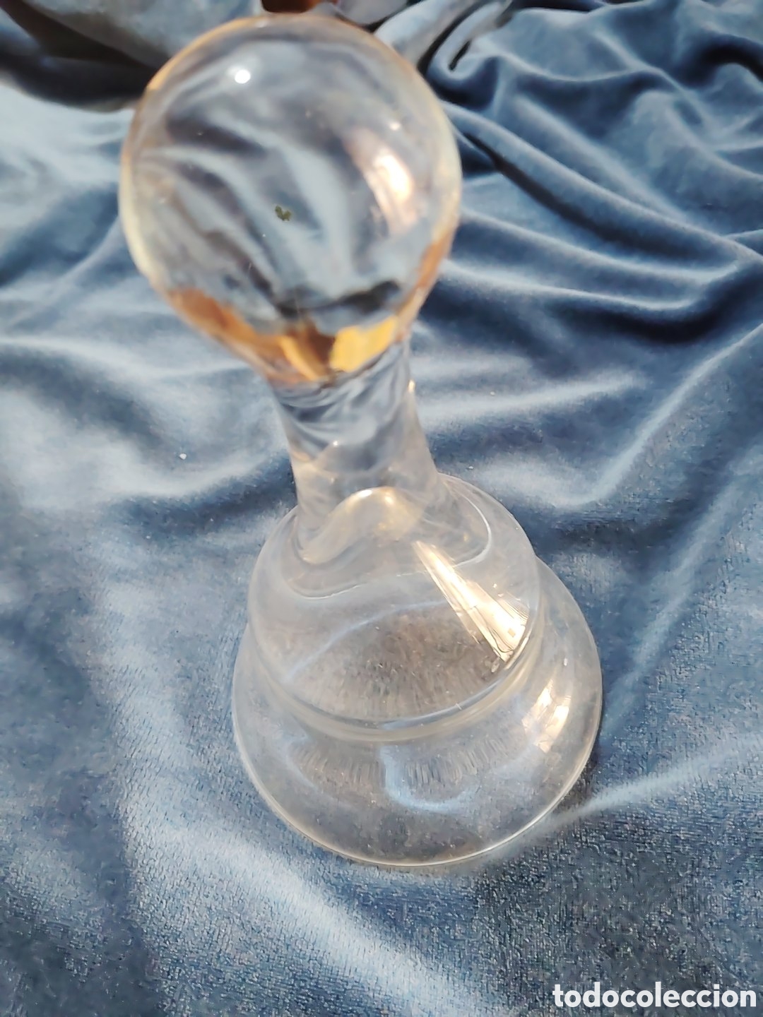 Antig&uuml;edades: Copa de estribo, con forma de campana. Sin base. Cristal soplado