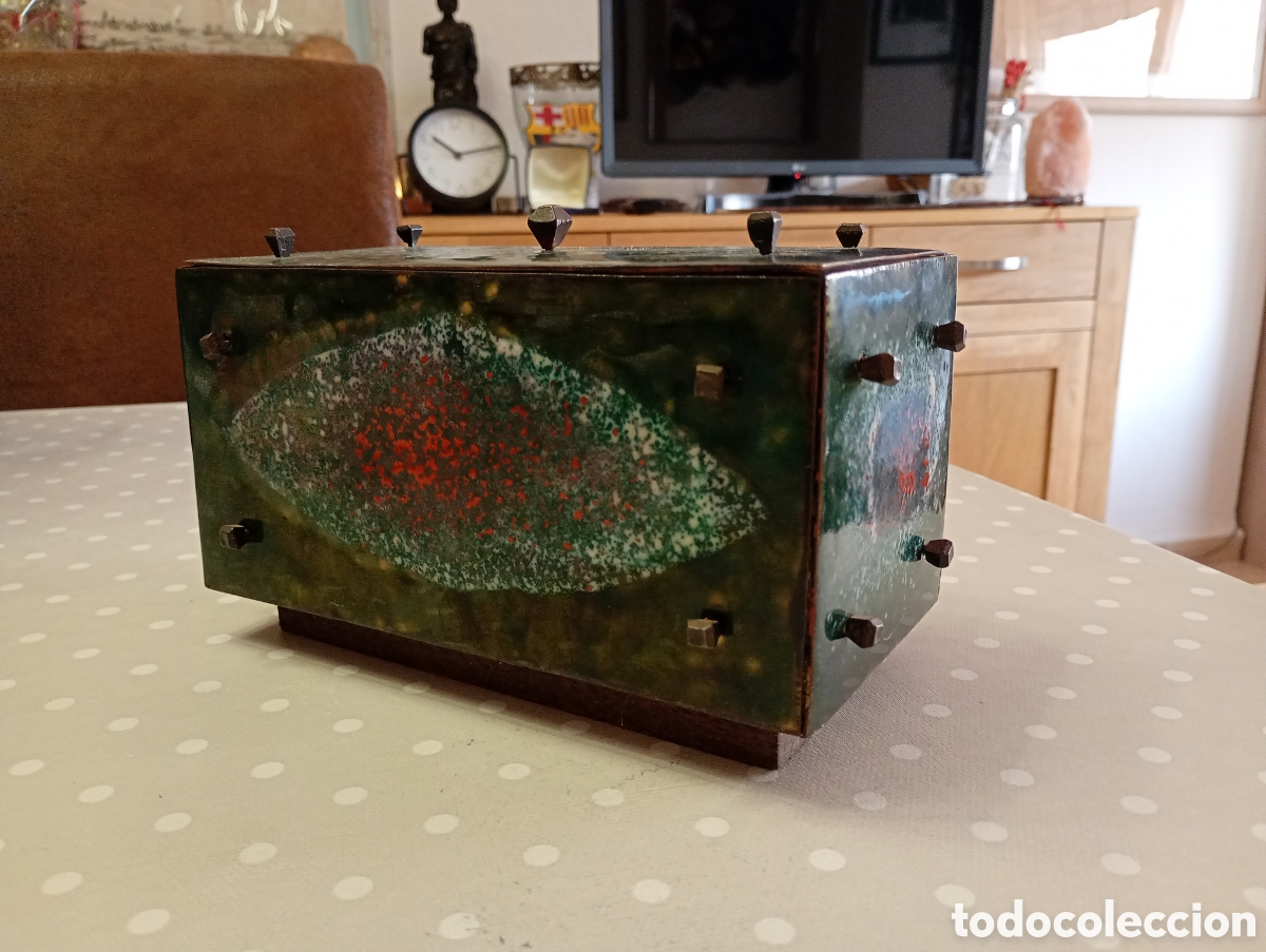 Antig&uuml;edades: Caja madera recubierta de planchas de cobre esmaltadas al fuego. clavos de forja &iquest;Posible sagrario?