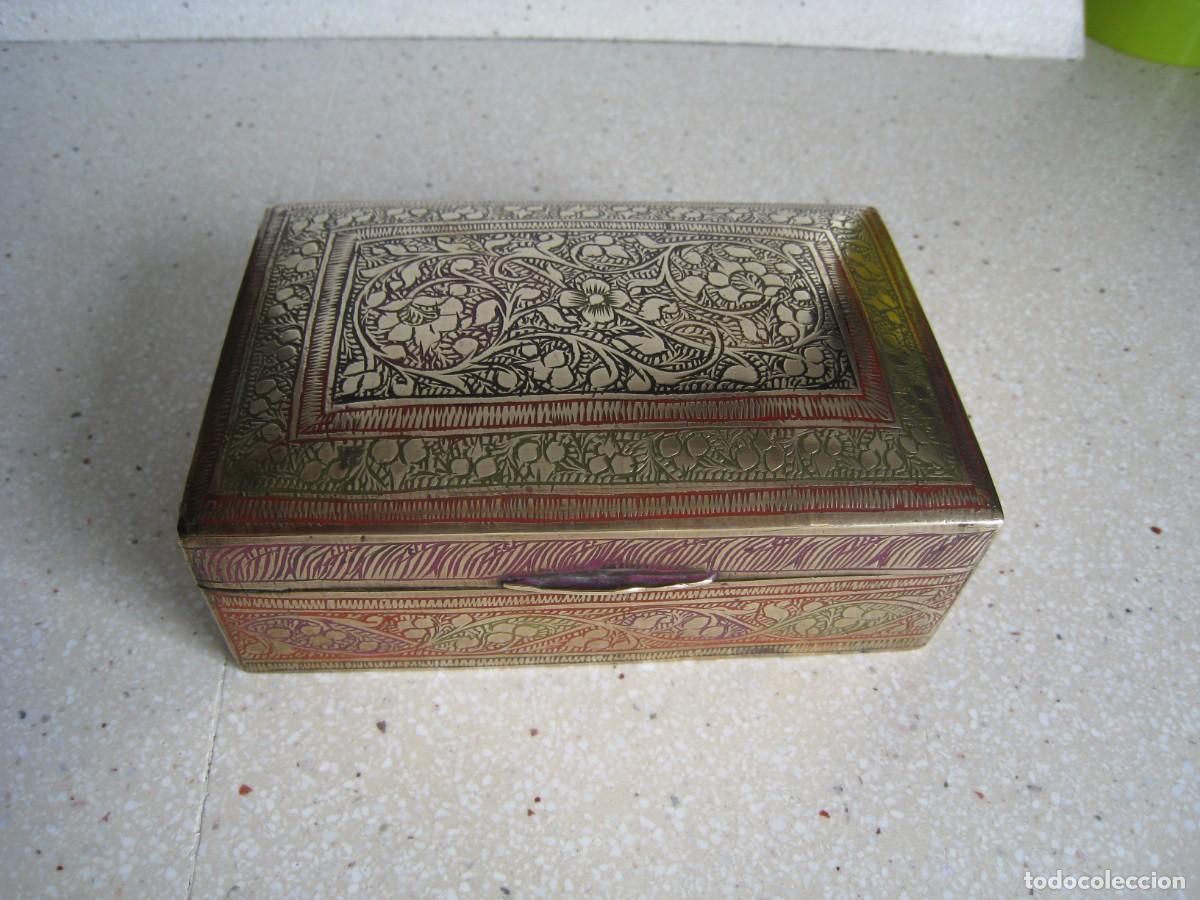 Antig&uuml;edades: Antiguo y bonito joyero en bronce grabada y esmaltada 12 x 8 x 5,5 cmts. forrada en madera peso 335