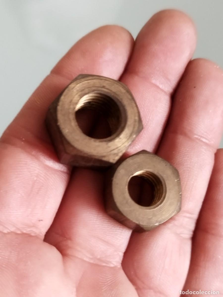 Antig&uuml;edades: Dos antiguas tuercas hexagonales de bronce.