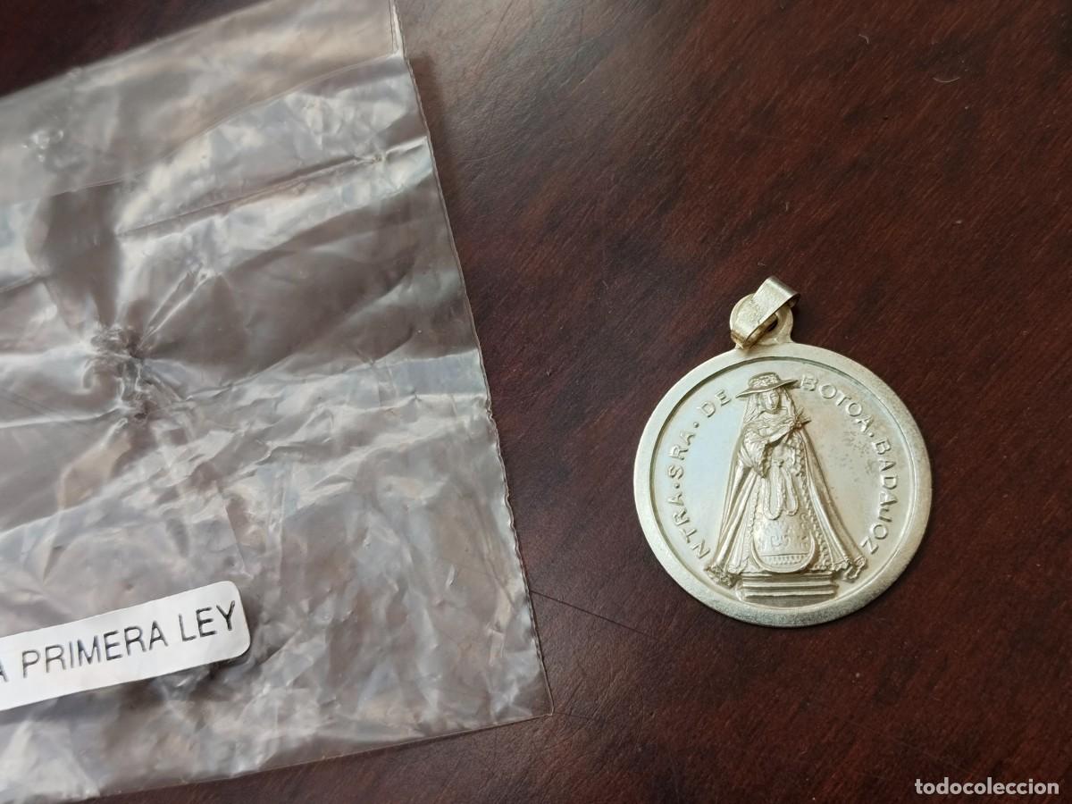 Antig&uuml;edades: Medalla en plata de Nuestra Se&ntilde;ora de Botoa, Badajoz.