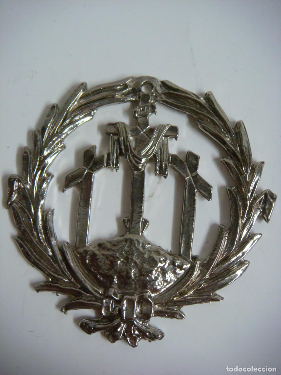 Antig&uuml;edades: MEDALLA METALICA DE SEMANA SANTA HDAD STO ENTIERRO Y SOLEDAD DE MARIA ESCACENA HUELVA-CAJ N&ordm;-23