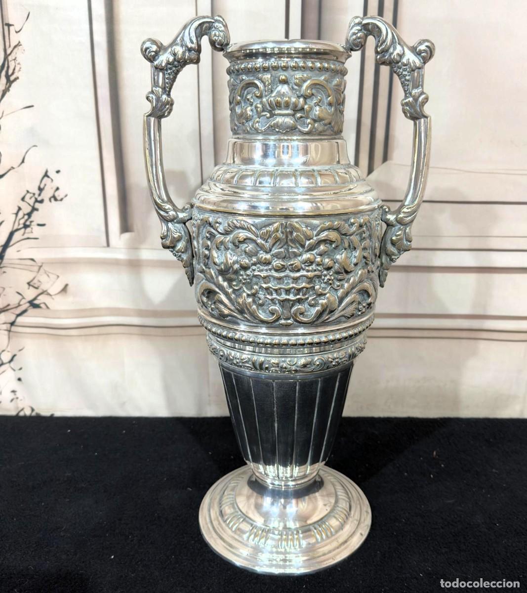 Antig&uuml;edades: Antigua &aacute;nfora de orfebrer&iacute;a de 52 cm