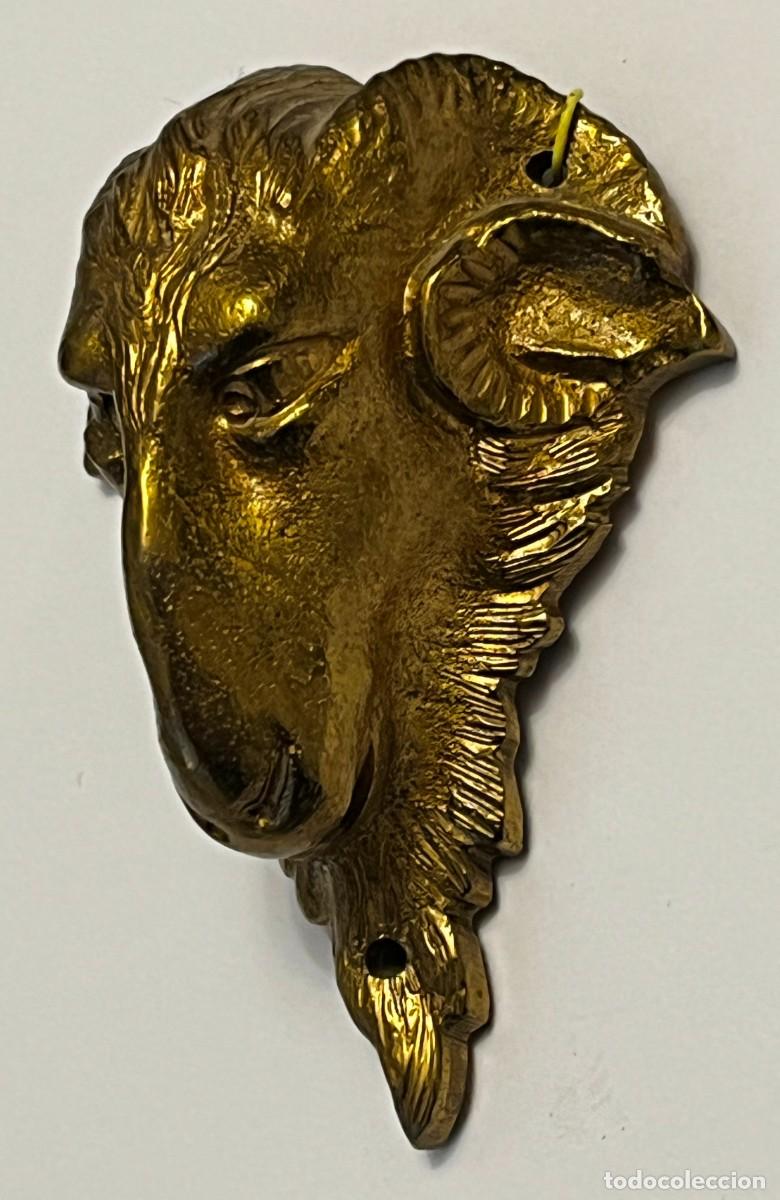 Antig&uuml;edades: Montura antigua de cabeza de carnero de bronce dorado, Bronce macizo y bien fundido con acabado dora