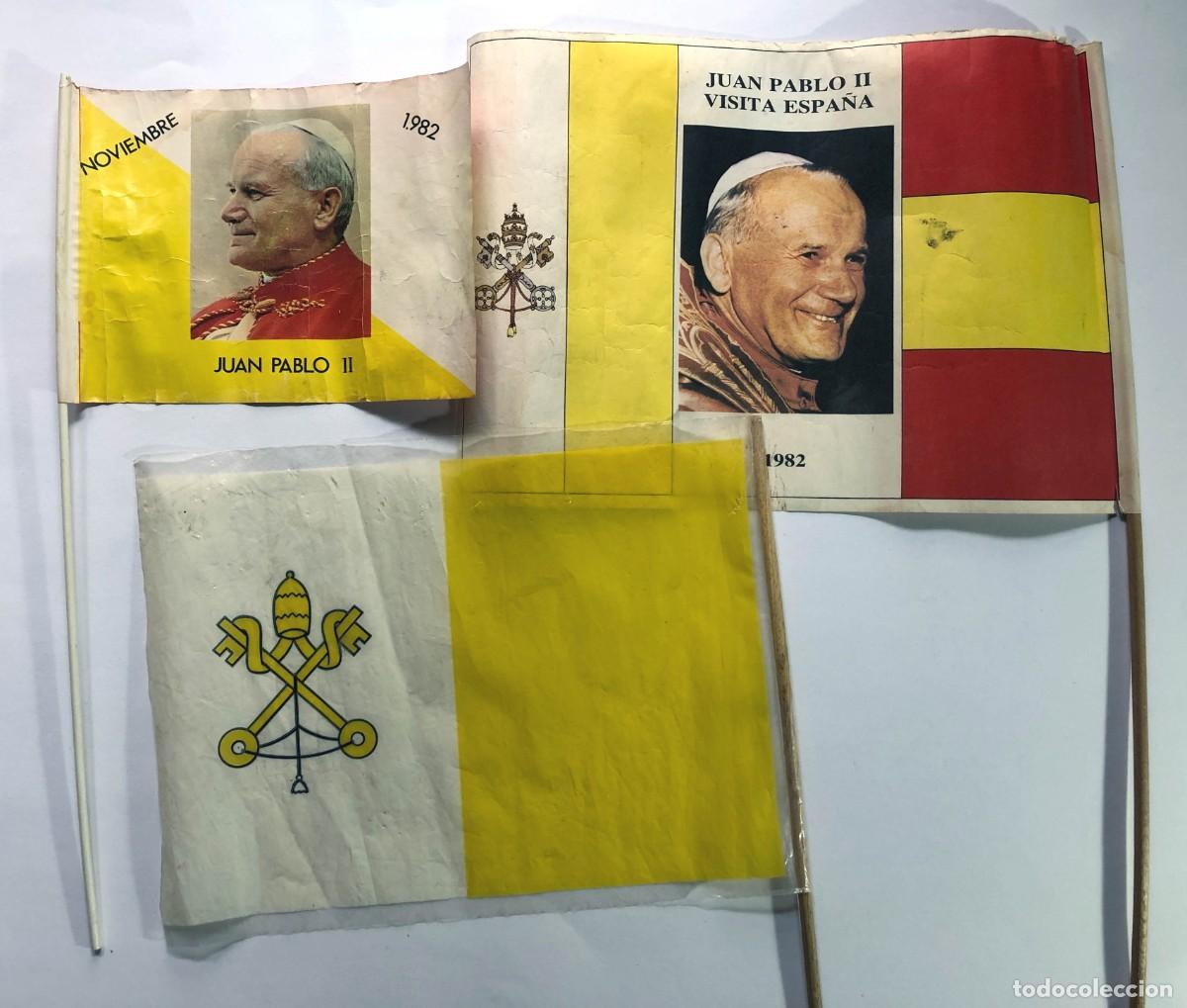 Antig&uuml;edades: BANDERAS DE LA VISITA DE JUAN PABLO II A ESPA&Ntilde;A / A&Ntilde;O 1982 / PAPEL Y PL&Aacute;STICO
