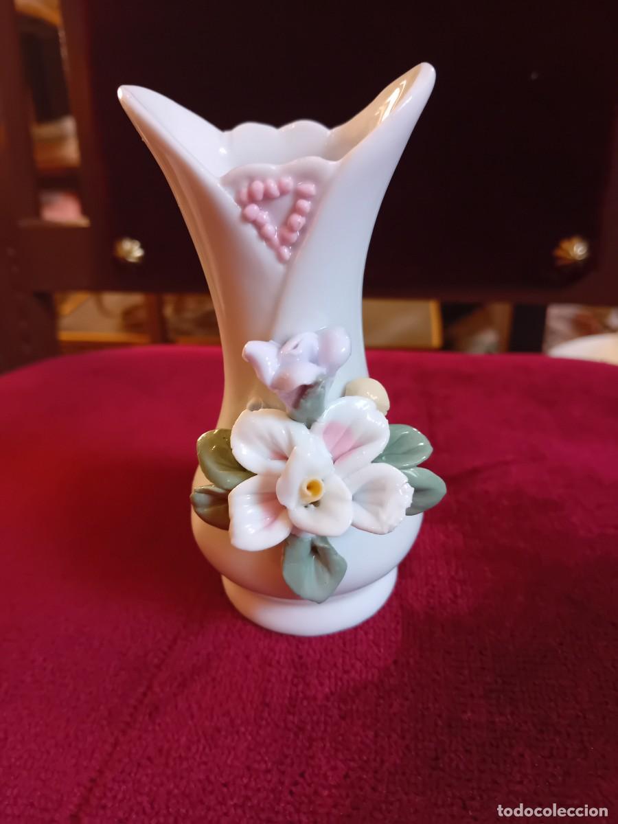 Antig&uuml;edades: Jarroncito de porcelana d&eacute;cada de los 70/80