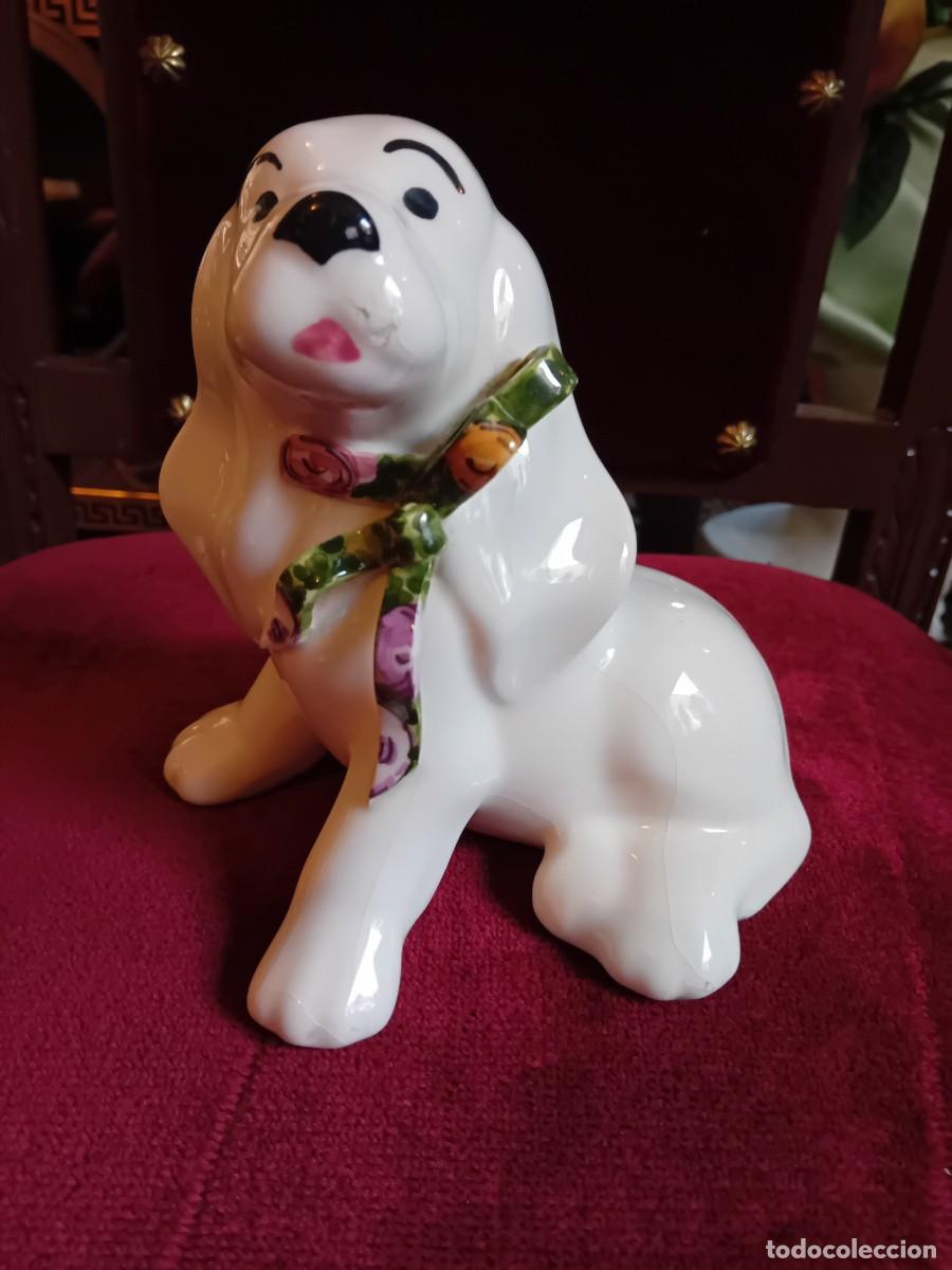 Antig&uuml;edades: Perro de cer&aacute;mica con lazo de cada de los 70/80