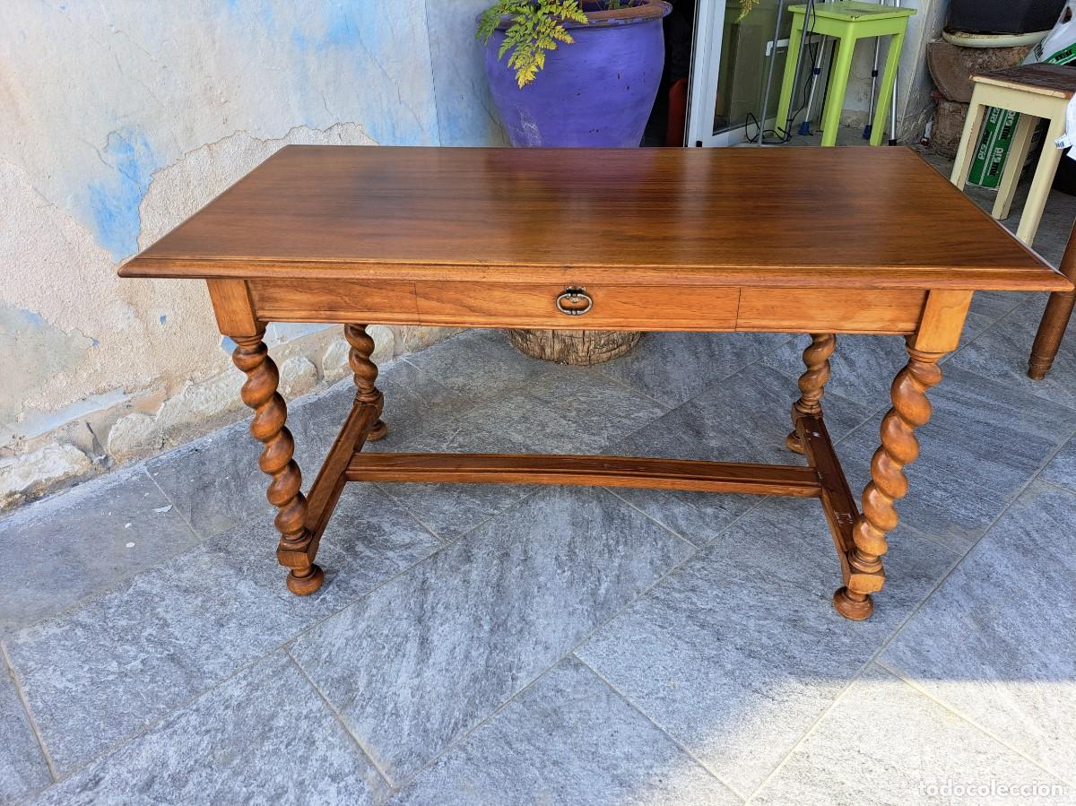 Antig&uuml;edades: Mesa de centro con 1 caj&oacute;n con patas retorcidas estilo cebada o Luis XIII, Nogal