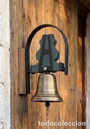Antig&uuml;edades: Campana de entrada antigua. Madera y hierro fundido.