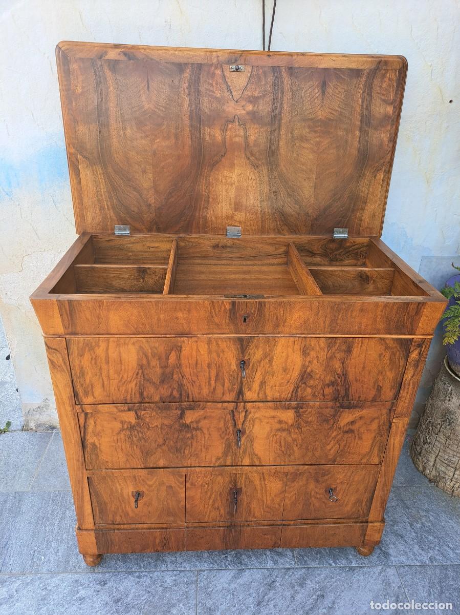 Antig&uuml;edades: C&oacute;moda Biedermeier,con tapa elevable para joyas y secretos en los dos &uacute;ltimos cajones, nogal.Sig XIX