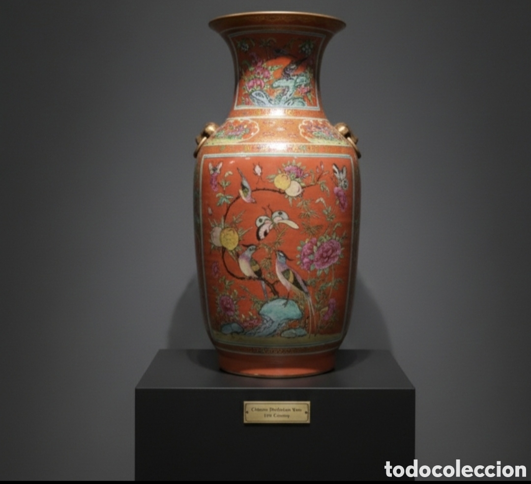Antig&uuml;edades: Jarr&oacute;n de porcelana china de color rojo coral con decoraci&oacute;n Famille Rose de la dinast&iacute;a Qing.