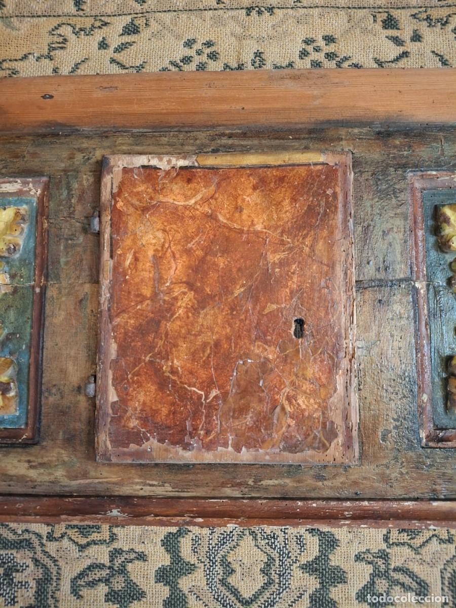 Antig&uuml;edades: Retablo frontal de Sagrario policromado