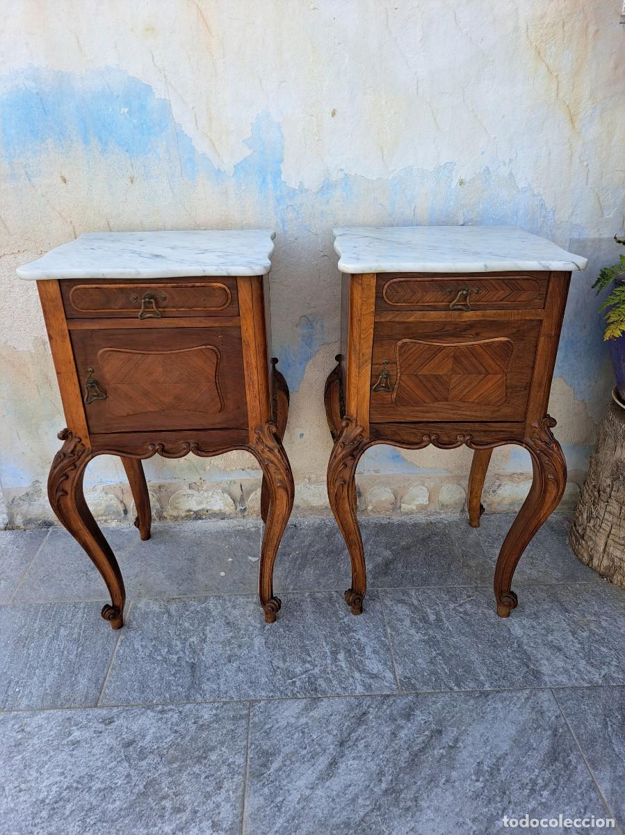 Antig&uuml;edades: Pareja de mesitas de noche francesas de estilo Luis XV, fabricadas en nogal, siglo XIX