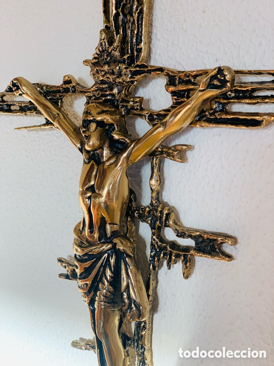 Antig&uuml;edades: crucifijo de bronce para colgar en la pared. - Altura: 60 cm. - ancho 41 ctms