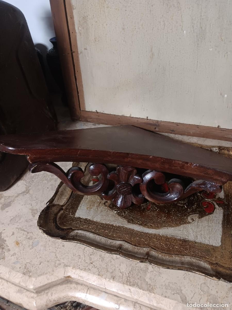 Antig&uuml;edades: estante de pared de madera tallada Presenta detalles decorativos tallados en la mader