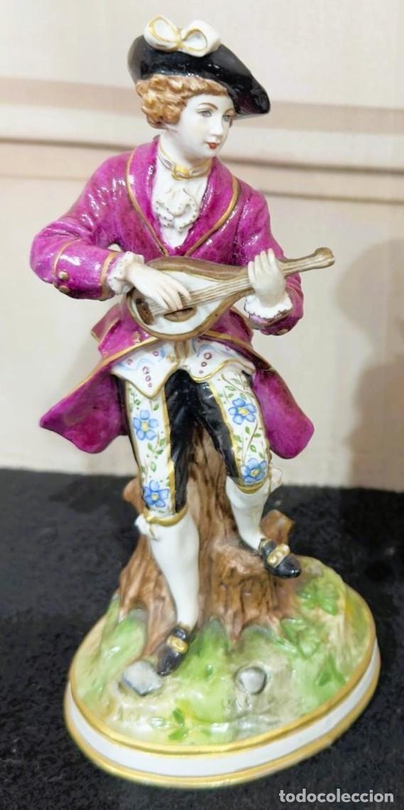 Antig&uuml;edades: Figura de porcelana representa a un m&uacute;sico rom&aacute;ntico tocando una mandolina.
