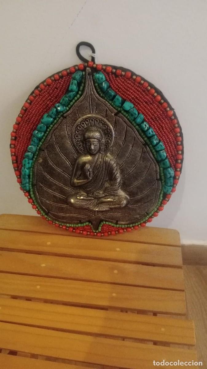 Antig&uuml;edades: Buda Shakyamuni de metal y detalles en turquesa y cuentas rojas