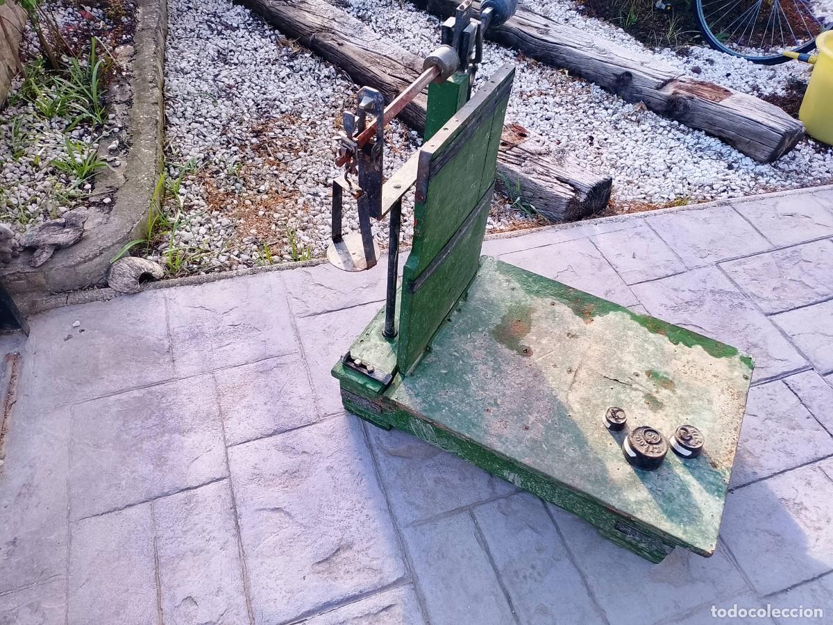 Antig&uuml;edades: Antigua b&aacute;scula de pesaje madera y hierro con 3pesas