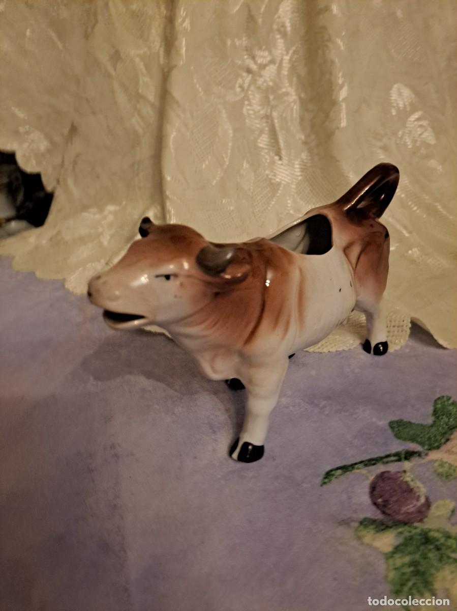 Antig&uuml;edades: Preciosa lechera de porcelana francesa en forma de vaca .
