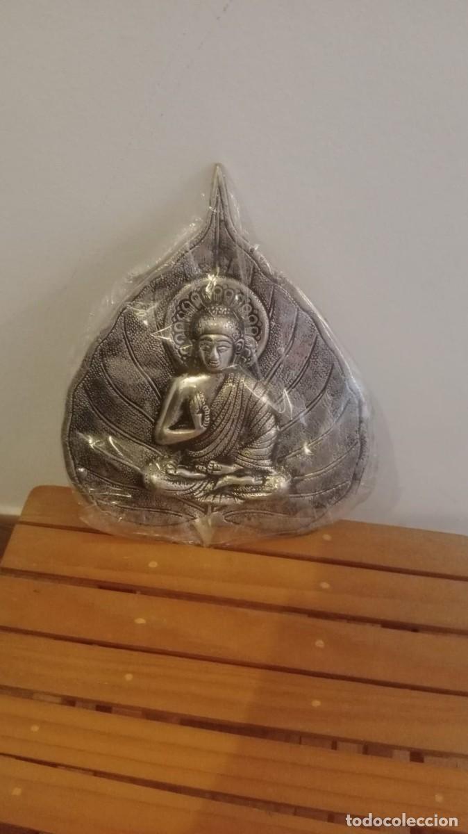 Antig&uuml;edades: Colgante de pared con forma de hoja de pipal y un Buda dorado de estilo antiguo