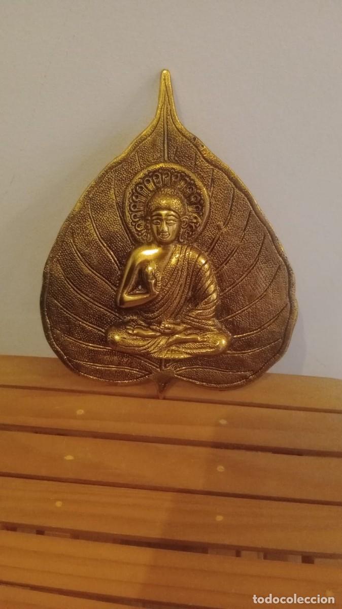 Antig&uuml;edades: colgante de pared con forma de hoja de pipal y un Buda dorado de estilo antiguo
