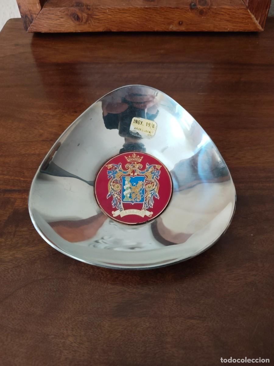 Antig&uuml;edades: Antigua Bandejita vaciabolsillos con escudo de Badajoz. Ver.