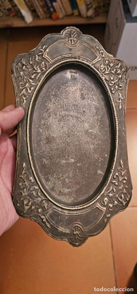 Antig&uuml;edades: Preciosa peque&ntilde;a bandeja Meneses con resello