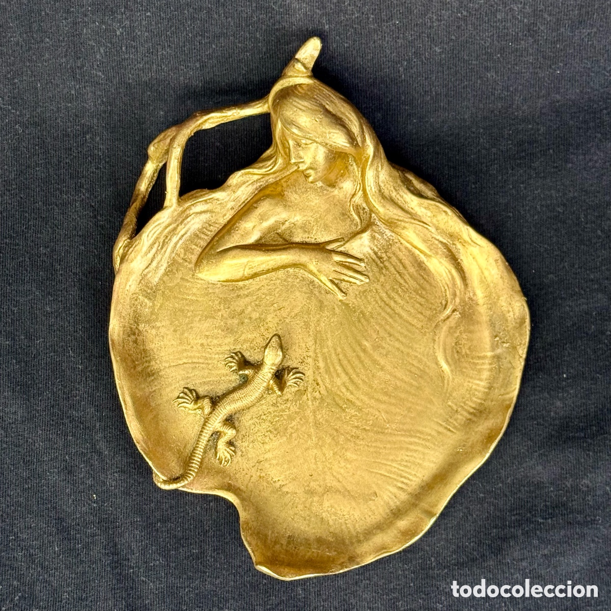 Antig&uuml;edades: ANTIGUO PLATO BANDEJA ART NOUVEAU FIGURA MUJER Y LAGARTIJA F. S. XIX P. S. XX VACIABOLSILLOS
