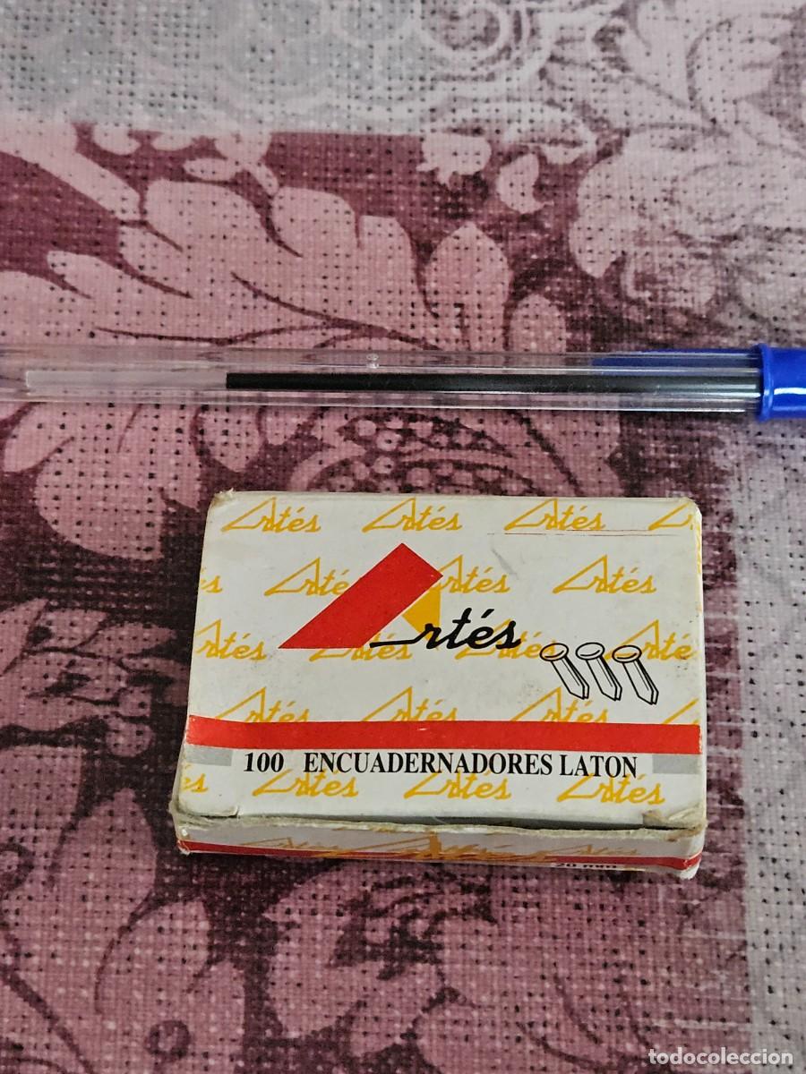 Antig&uuml;edades: Antigua Caja Original Con 95 Encuadernadores De Lat&oacute;n De 20 Mm. De La Marca Art&eacute;s.