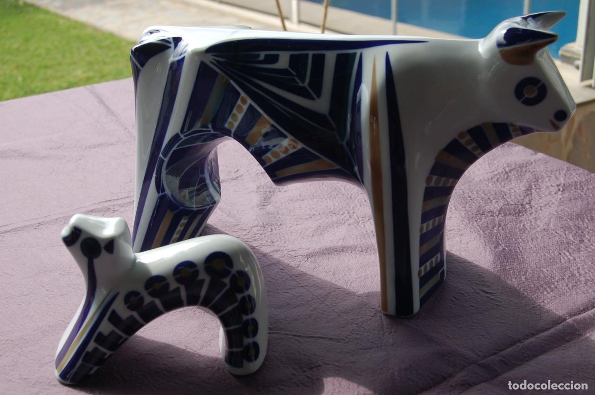 Antig&uuml;edades: SARGADELOS VACA (30,5 cm Largo y 19 cm alto) CON TERNERO (13,5 cm largo 10cm alto). Perfectos.