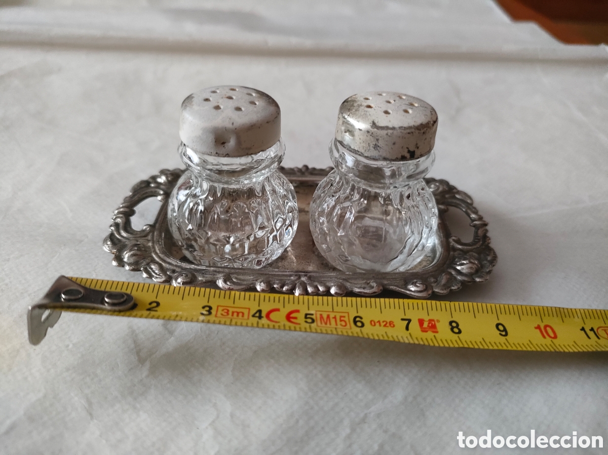 Antig&uuml;edades: Especiero peque&ntilde;o sal y pimienta de cristal tallado con bandeja de alpaca. Salero pimentero. 9x5cms