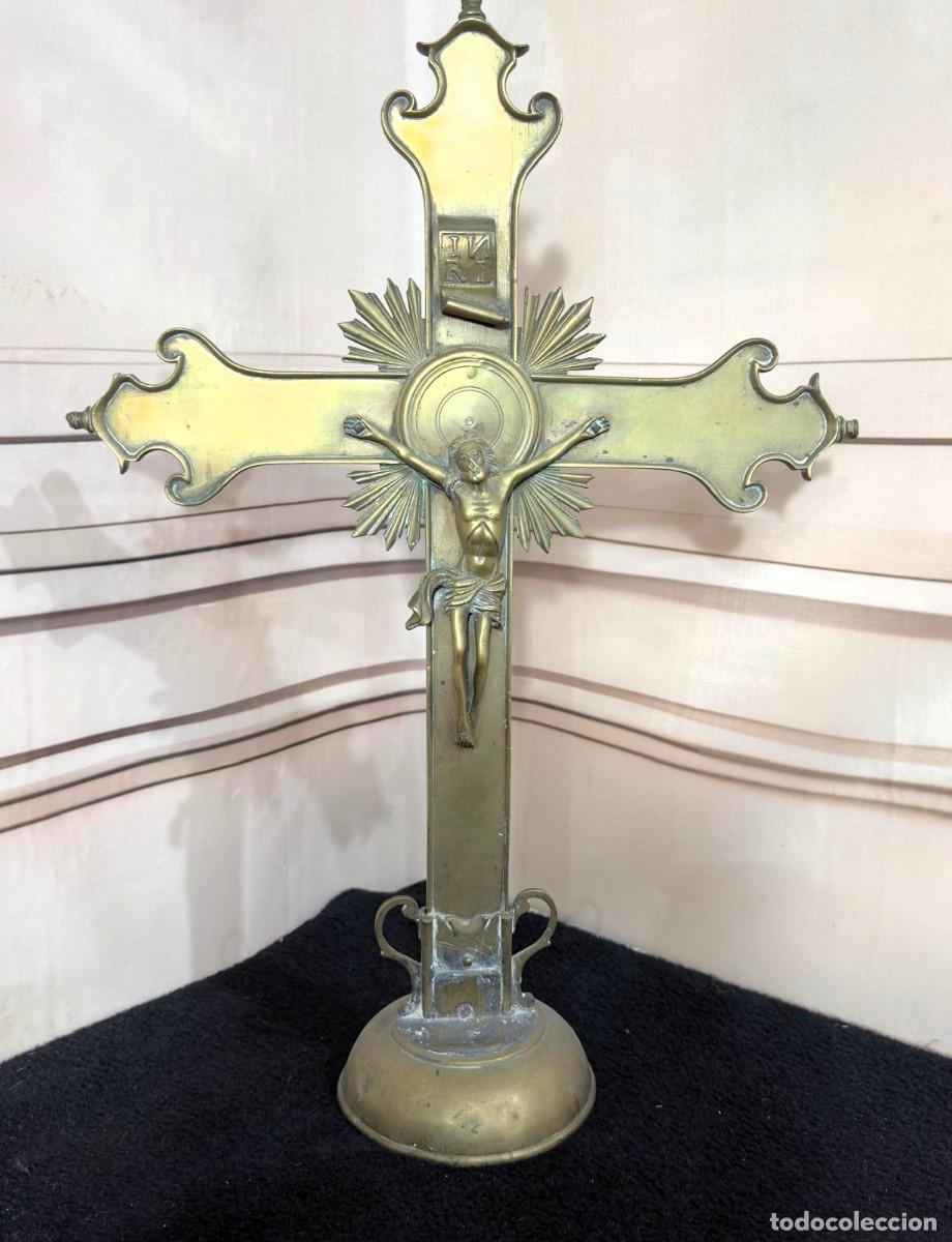 Antig&uuml;edades: Antiguo crucifijo de sobremesa altar en lat&oacute;n y bronce S.XVIII